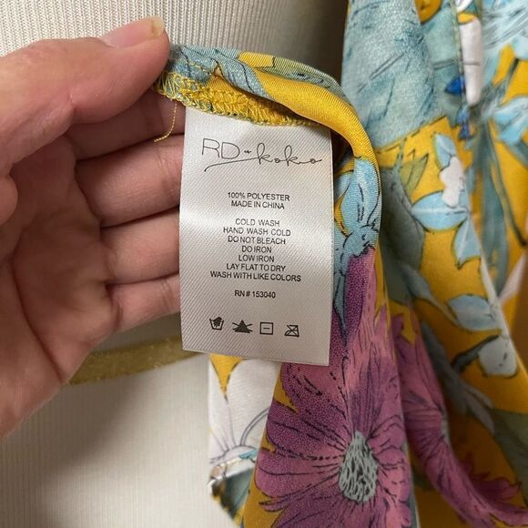 RD & Koko Floral Shirred Long Sleeve V-Neck Top - Picture 5 of 10